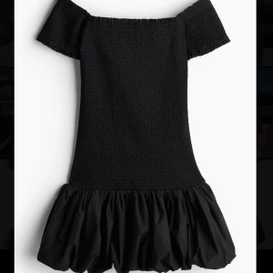 Klänning H&M - Så fin klänning från H&M, storlek XS, säljer då jag köpte två storlekar, denna är alltså aldrig använd med prislappar kvar💕