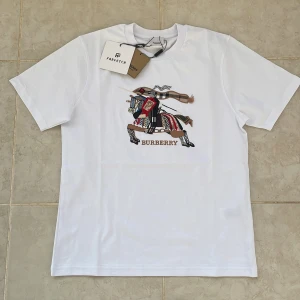 Burberry T-shirt - En väldigt stilig Burberry t-shirt. Perfekt för sommaren och för dig som vill se riktigt snygg ut men behålla en skön passform.  Tröjan är från Farfetch och är storlek small. Hör av dig om du har frågor, priset är inte hugget i sten! 🤙