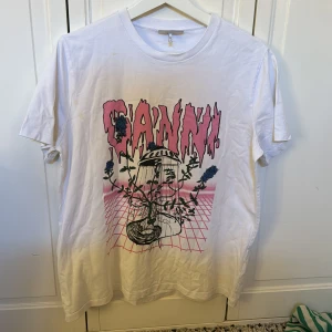 Ganni tshirt - Säljer denna coola Ganni tshirt som inte längre säljs. Tidigare slutsåld och väldigt populär. Fint skick, dock fläckar på bild 3 som kan gå bort i tvätten. Hör av er för frågor.😊