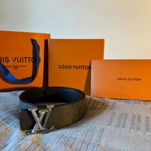 Lv bälte  - Säljer mitt Louis Vuitton bälte pga att den inte kommer till användning. Bältet är i bra skick och har använts försiktigt. Köptes i Stockholm för ett bra tag sen. Alla tillbehör ingår.  Vid några funderingar är det bara att fråga!