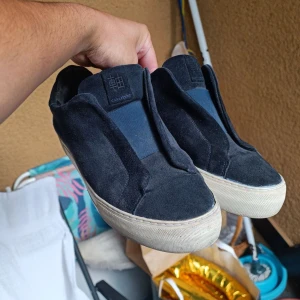 Axel arigato - Tvär feta axel arigato storlek 41 men passar även 42 unikt färg jätte mörktblå 