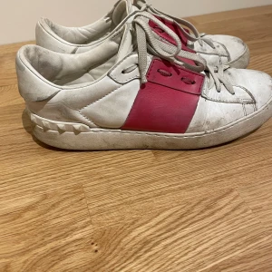 Valentino Garavani skor - Säljer Valentino Garavani skor i storlek 39 1/2. Det finns tecken på användning, därför ett billigare pris. Pris kan diskuteras.