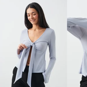 Knyt tröja från Gina  - En skit snygg tröja från Gina Tricot. Knappt använd. Skit snygg och passar till allt.😀 Säljer pågrund av ett den va för liten.  Storlek L men skulle säga att den passar S/M. Pris får att diskutera