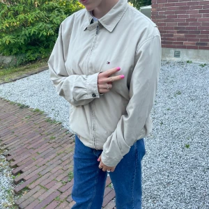 Tommy Hilfiger Jacks   - Beige vår jacka,  Size M  Tommy Hilfiger  Thriftad för några år sedan.  Personen på bilden är 175 cm