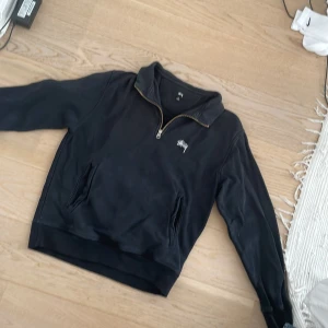 Stussy tröja - En Stussy tröja i storlek s, inte i så jätte bra, skick lite skrynklig runt fickan. Me inga defekter. 