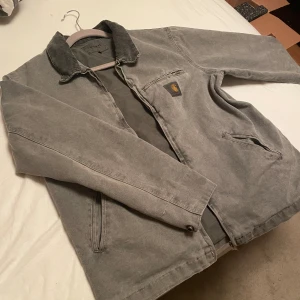 Carhartt WIP jeansjacka - Köpt: Carhartt (2800kr) Skick: 10/10 Skador: inga (nästintill oanvänd) Passform: S