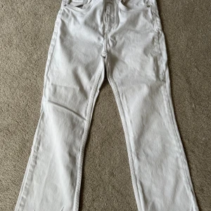 Vita jeans - Jeans med lätt utsvängda ben. Perfekt sommarbyxa med kortare ben och fransar 