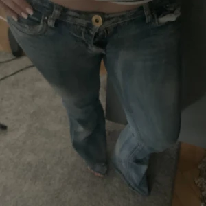 Lågmidjade Vintage Jeans - INTRESSEKOLL!Så himla coola vintage jeans, säljer då de inte används längre.. Lite osäker på om jag ska sälja därav priset 🩷👍🏼 Långa i modellen 