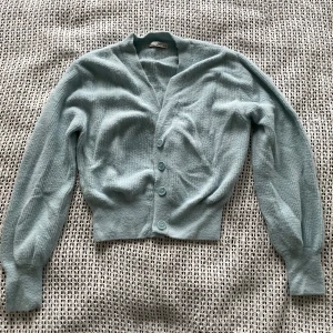 Blå stickad kofta - Fin och mjuk blå stickad kofta. Fint skick!