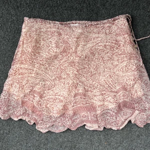 Supersöt kjol till sommaren  - Supersöt kjol till sommaren! Storlek S från okänt märke. Fint skick med storleksmöjligheter kring knapparna. 💕💕