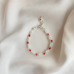 Handgjort armband 🤍 - .