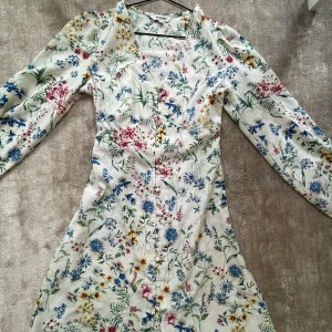 Klänning - Jätte söt blommig klänning❤️❤️liknar adoore i modellen😻endast använd en gång på en avslutning för ett år sedan❤️❤️frakt ingår ej