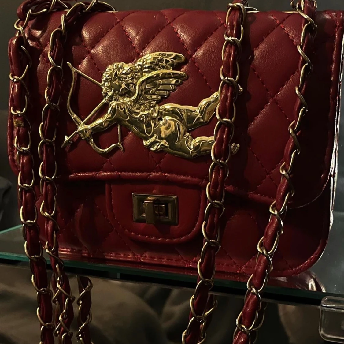 Rödväska med gulddetaljer - 91