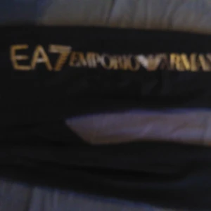 Ea7/ Emporia Armani byxor - Ett par fina byxor som passar till alla kläder och stilar, finns 2 små hål på fikan där bak som knappt syns annars är den helt perfekt skick o sitter skit mysigt