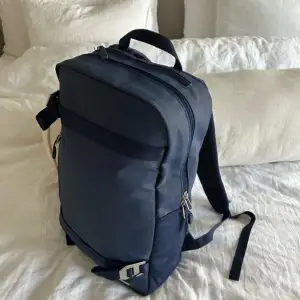 Douchebag Essential backpack 17L, använd fåtal gånger. Perfekt vardagsväska för studier eller en arbetsdag med extra träningskläder