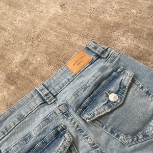 Lowaist jeans - Jätte snygga lowaist jeans från Gina Tricot 😻så fin färg o passar till allt😻😻aldrig använda då de är för små❤️ original pris 500kr❤️frakt ingår ej❤️