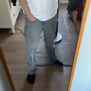 Jeans  - Säljer två likadana jack snd jones jeans för bra pris, ny pris är 800 styck och säljer två bar för 550 priset är inte hugget i sten. Dom kommer inte till användning och det är därför jag säljer båda kan tänka mig att byta. Dom är i bra skick som nya 