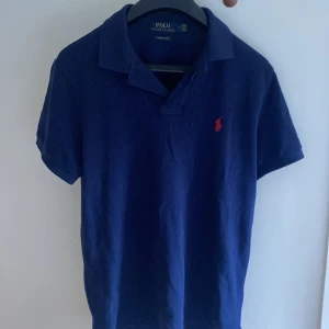 Ralph lauren piké - Säljer min Ralph lauren piké i storlek M för den inte passar mig. Tröjan är i jätte bra skick och har inga som helst slitningar. Skriv gärna vid intresse. Pris går att diskutera vid snabb affär!!🔵🔵💛💛