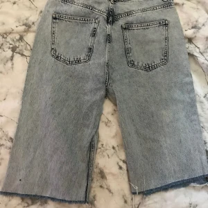Baggy jeans shorts  - snygga ljusblå baggy jorts 