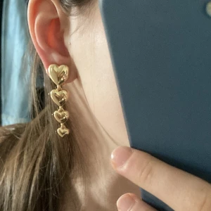 Guld örhängen - Två guldfärgade clip-on örhängen av plast🙌🙌 