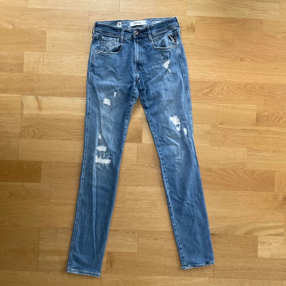 Tja! Nu säljer jag dessa feta Replay jeans med as sköna slitningar. Skick: 8/10 inga stora defekter✅, Nypris: 1500kr💰, mitt pris: 199kr✅. Jag kan svara på frågor och skicka bilder på passform och annat🙌!. Jeans & Byxor.