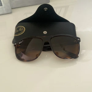 Rayban boyfriend  - Rayban boyfriend i färgen brun och i fint skick. Skriv om frågor eller fler bilder 