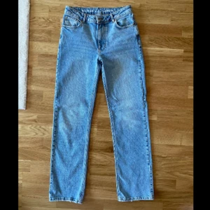 Jeans  - Mid waistjeans i storlek 27, längd 32.