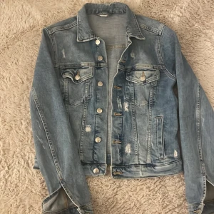Jeans jacka  - En jätte fin jeansjacka från HM. Den är i  fint och bra skicka. Storlek 40 som motsvara S i storleken. Rökfritt hem