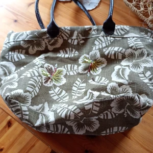 Blommig väska - Blommig väska mönstrad.