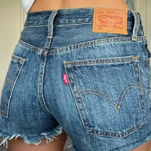 Levis shorts  - Jättefina Levis shorts som tyvärr är för små därav lånade bilder 🙌jag är 174 och väger 60kg (shortsen täcker rumpan)