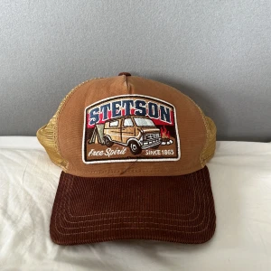 Stetson trucker cap - Stetson trucker cap  Köpt för några månader sen Köpt för runt 600 Mitt pris=50%= 300kr Fraktar samma dag som köp!  Onesize