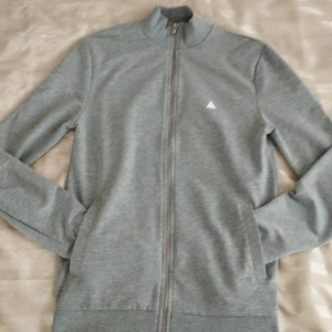 Asos sweatshirt - Säljer en Asos sweatshirt som är oanvänd. Den är storlek M men passar bättre som S om man inte vill ha den så tajt.