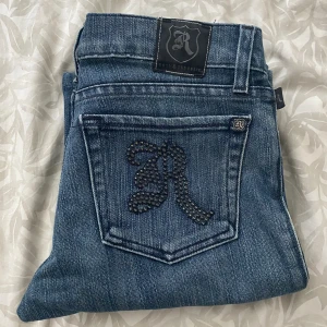 Rock & Republic jeans  - Helt nya jeans från märket Rock & Republic! Prislapp finns tyvärr inte kvar men de är aldrig använda, eftersom att de ej passade. Köpta för ca 800 kr på Vestiaire. Midjemåttet: 35 cm rakt över, Innerbensmåttet: 76 cm och hela: 95 cm. Står ej storlek.