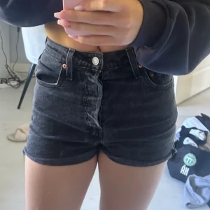 jeansshorts levis - säljer då de blivit för små! nypris 649!! säljer för 250!