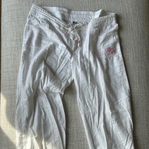 Vita linnebyxor från Billabong - Supergulliga vita linnebyxor från Billabong! 🩷 Med en gullig hibidkusdesign 🌺