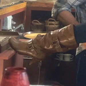 BRUNA BOOTS MED SPÄNNEN - SÖKER! Jag söker ett par liknade boots/stövlar i storlek 38/39. Högsta pris jag kan tänka mig att betala är 400kr inklusive frakt.🌸🤍