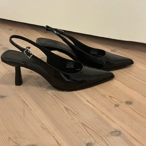 Kitten heels  - Låga klackar ifrån bershaka.  Aldrig använda de de inte passade.