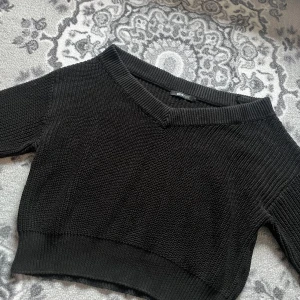 Stickad tröja - Svart stickad tröja, halvt off shoulder