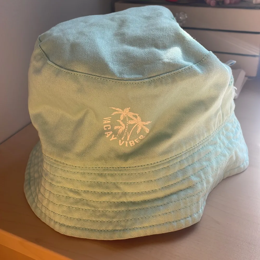 Bucket hat som var jätte populär i 2018 Man kan byta design så det är typ 2 olika Skriv vid funderingar!. Asusteet.
