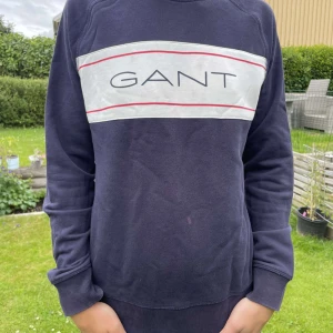 Gant sweatshirt  - Säljer nu denna feta gant sweatshirten då den inte kommer till  någon användning. Har ett lite märke vid magen och så är den lite solblekt därav priset. Passar dig som är mellan 170-176. 