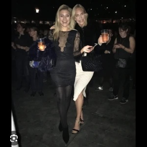 Svart urringad spetsklänning Gina tricot - Svart spetsklänning från Gina tricot i Strl M. Michaela Forni har en likadan =)