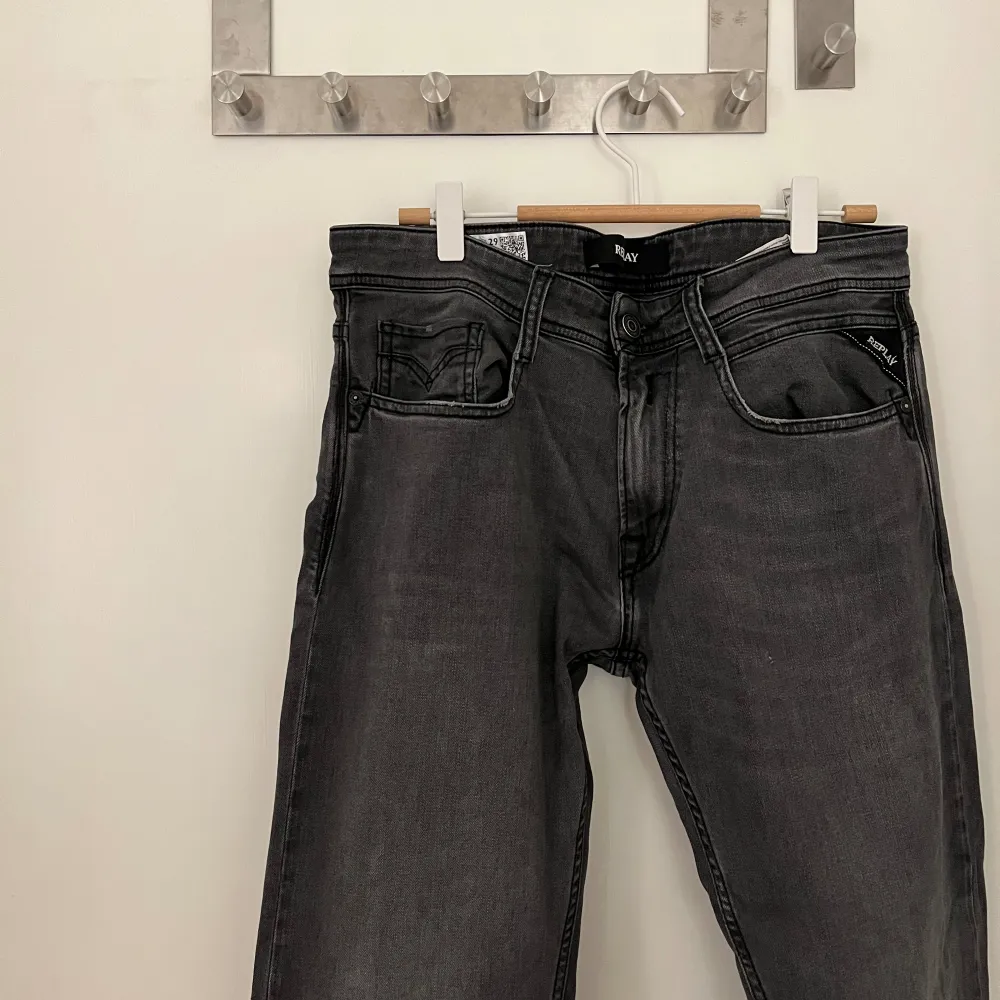 Säljer dessa mörkgråa Replay jeans i modellen rocco.  Jeansen är i väldigt bra skick. . Jeans & Byxor.