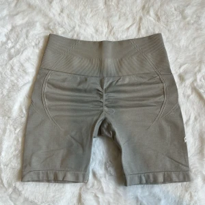 Oner active effortless shorts - Helt nya, endast prövade men de var tyvärr för små för mig. Färgen gör sig mer rättvisa på sista bilden 🥰