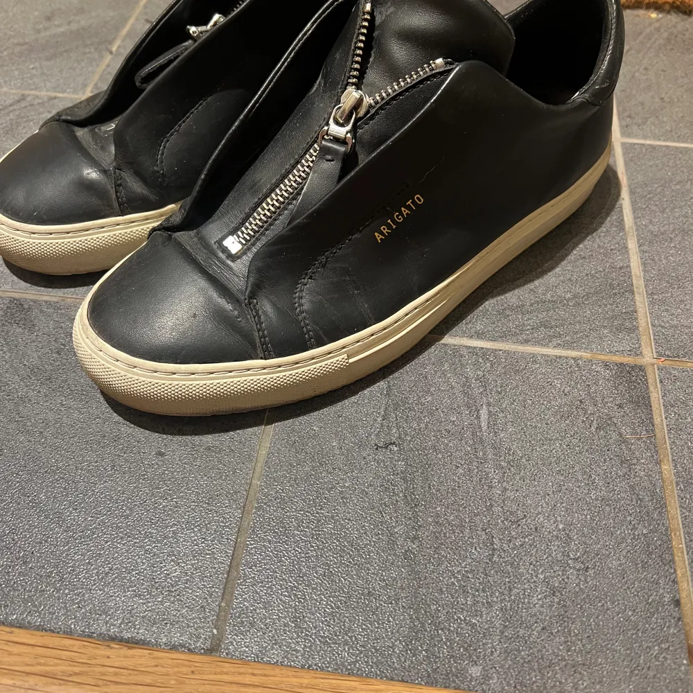 Unisex arigato skor i storlek 39 (men skulle nog säga att de passar även de som har 39,5 i storlek). I använt skick men relativt fräscha o fina då jag inte har använt de så frekvent. Säljer de pga för många skor därav priset annars super snygga. . Skor.