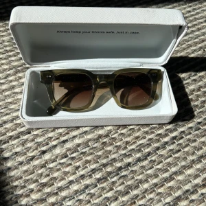 Chimi solglasögon  - Säljer nu mina chimi solglasögon som har modellen 04 och är i färgen grön. Bra omhändertagna, inga defekter! OBS ett märke på chimi boxen! Om du vill se närmare bilder eller något liknade är det bara att höra av sig! 