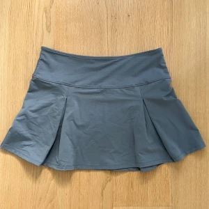 Grå kjol - Supercool grå kjol från weekday! Aldrig använd 🙌