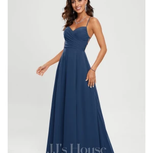 Balklänning  - Jättefin och skönt balklänning att ha på sig. Använd enbart 1 kväll. Nypris 1500 men pris kan diskuteras💙