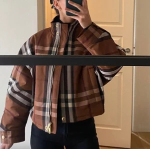 Burberry jacka - Superfin och helt ny jacka från Burberry. Tål alla väder och är i tjockare material.   Hämtas helst i Göteborg då jag inte vill vika den/skrynkla ihop om den ska fraktas. 
