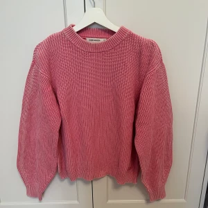 Tröja Carin Wester - Ribbstickad rosa tröja med sandwash-effekt. Fint skick, inget att anmärka på. Nypris 499kr. 