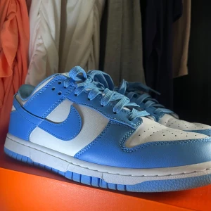 Nike Dunk Low Blue - KOM MED PRISFÖRSLAG! Jag har tagit hand om de väl och använt de ca 5 gånger. Storlek 40.5 i MYCKET BRA skick.